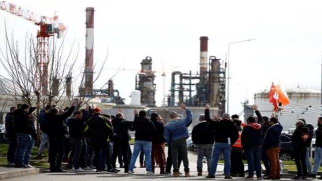 Les grèves en France entravent le raffinage et les importations de GNL