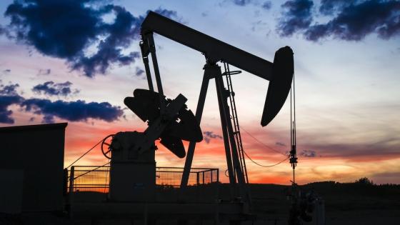 Les prix du pétrole grimpent légèrement, les perspectives des taux d’intérêt limitent les gains