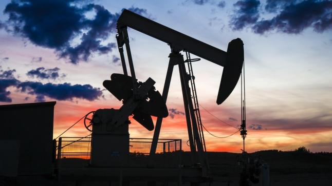 Les prix du pétrole grimpent légèrement, les perspectives des taux d’intérêt limitent les gains
