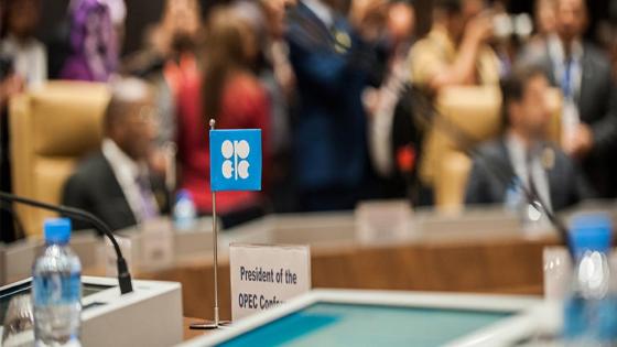 L’OPEP+ maintient sa stratégie de contrôle sur la production pétrolière et le marché
