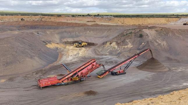 Factbox : Projets visant à transformer les déchets et les sous-produits en terres rares